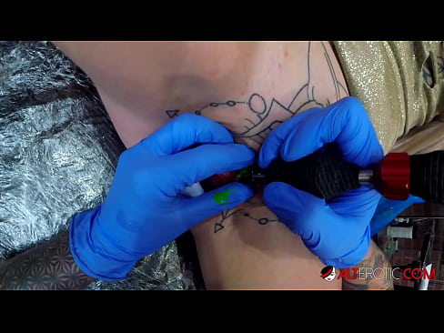 ❤️ Ekstreme tatuita varmulo Sully Savage ricevis tatuon sur sia klitoro ❤️❌ Nur porno ĉe eo.sitevox.top
